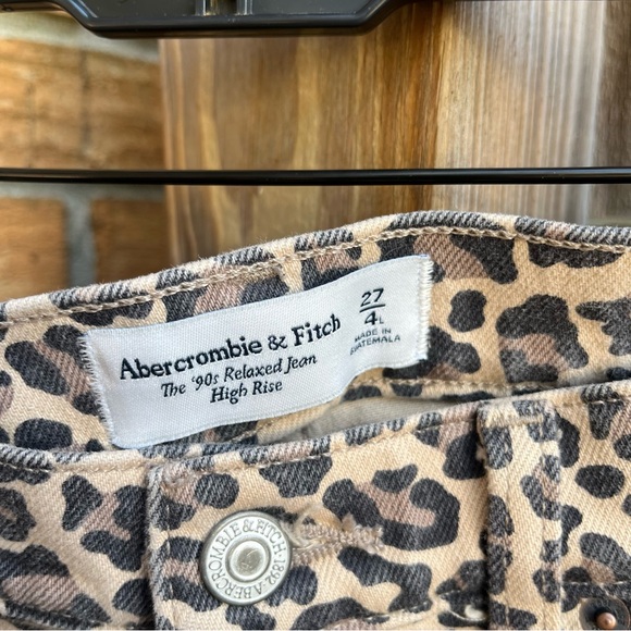 Abercrombie & Fitch Leopard Print High Rise 90s Relaxed Jeans - Picture 3 of 4